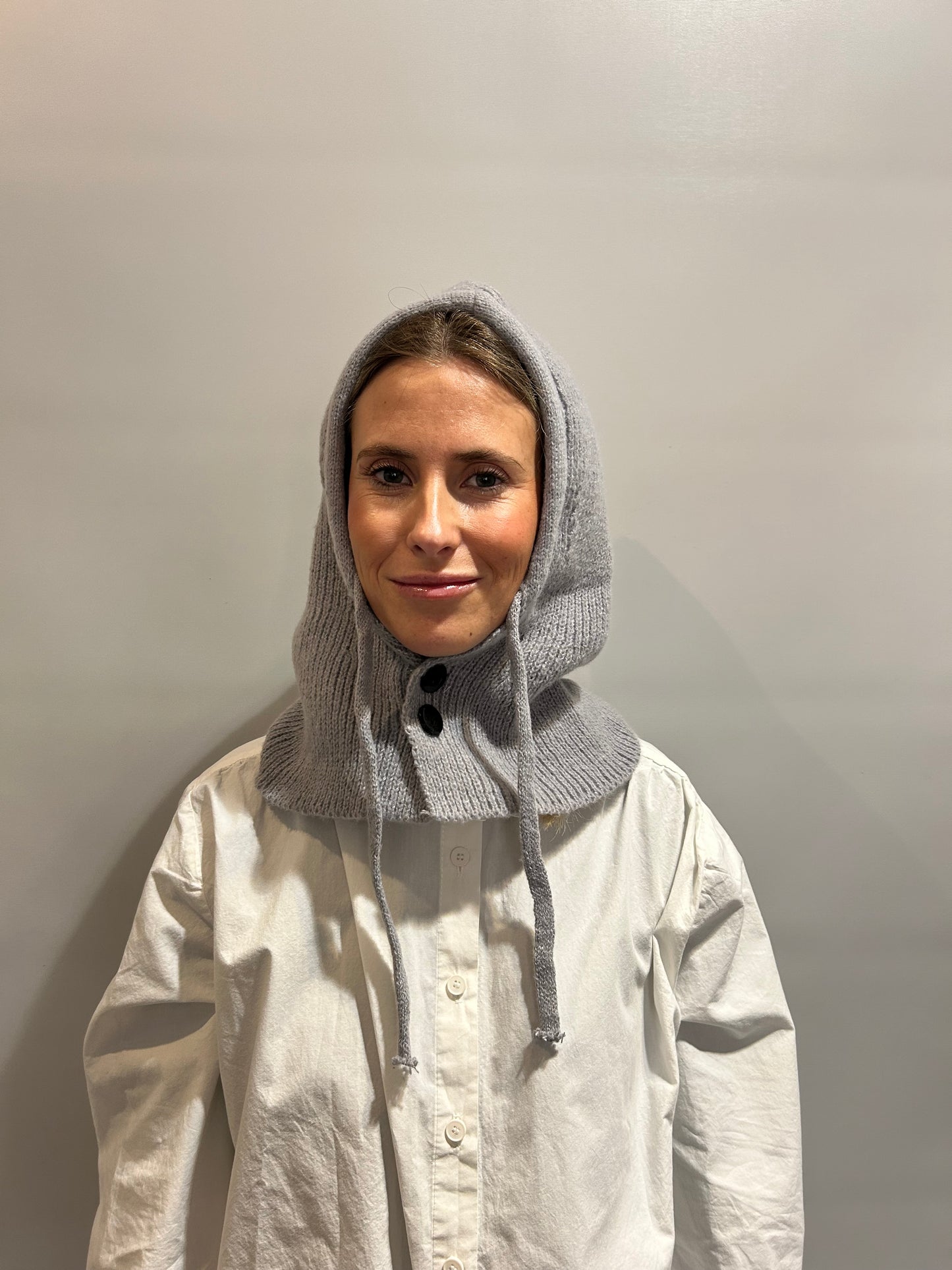 Balaclava gris claro.