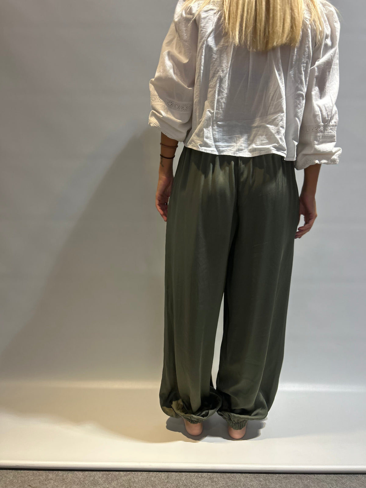 Pantalón satinado verde