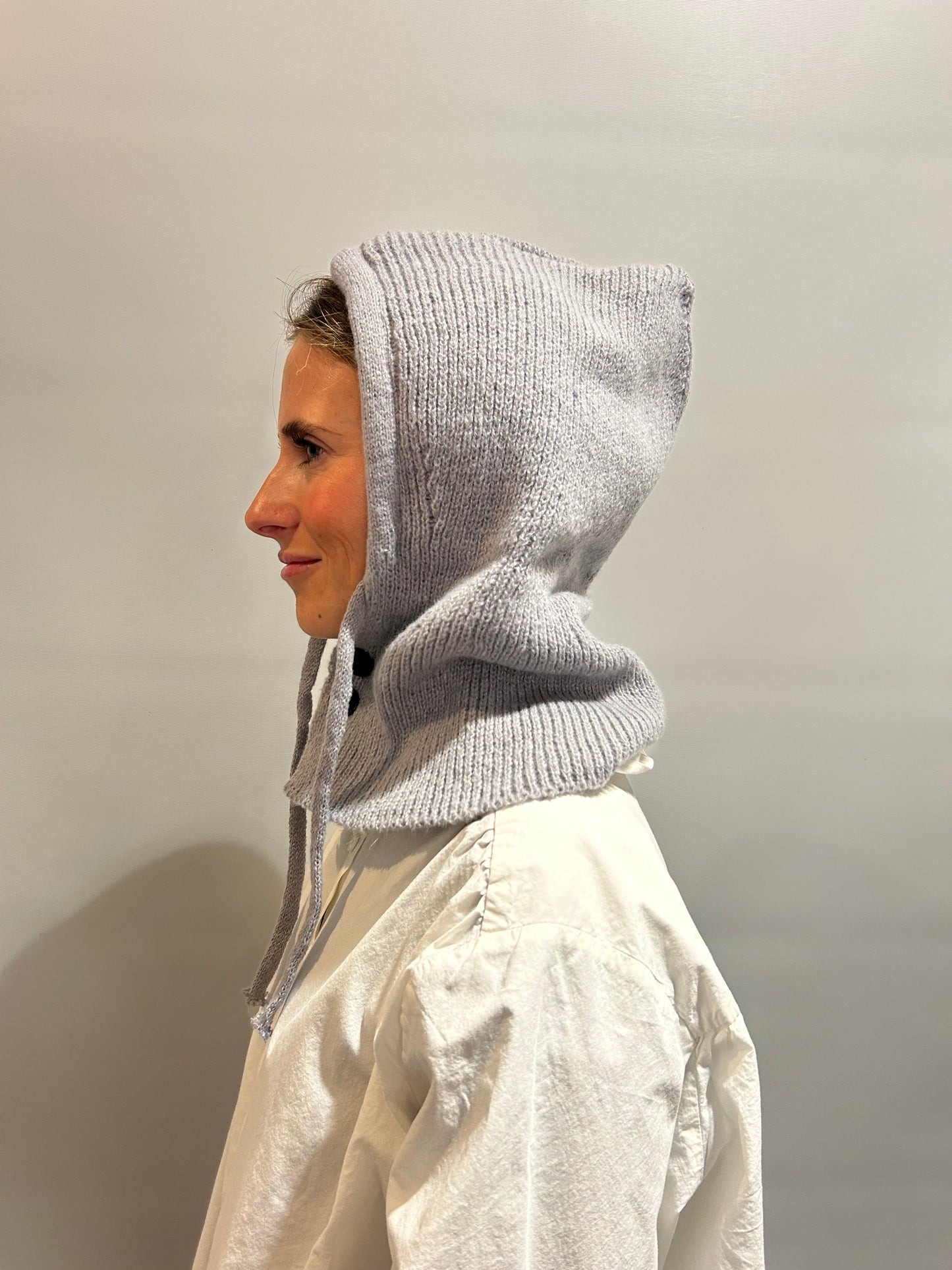Balaclava gris claro.